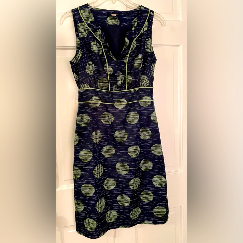 Banana Republic - Size 2 - polyester - fully lines with v neck and side zipper